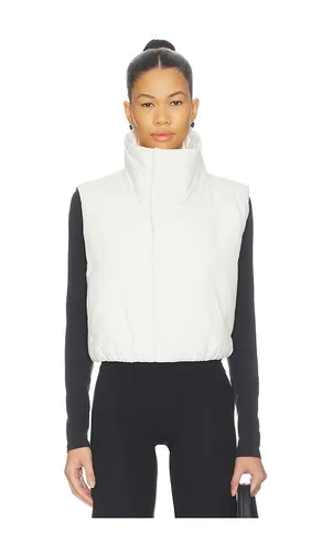 Warm Up Puffer Vest in White. - size S (also in XS, L, XL) - Beyond Yoga - Modalova