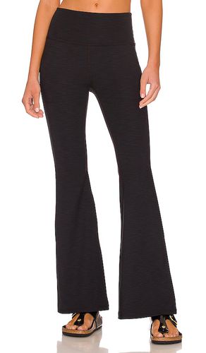 All Day Flare Pant in . Size S, XS - Beyond Yoga - Modalova