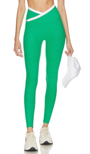 Spacedye outlines high waisted midi legging en color verde talla L en & - Green. Talla L (también en X - Beyond Yoga - Modalova