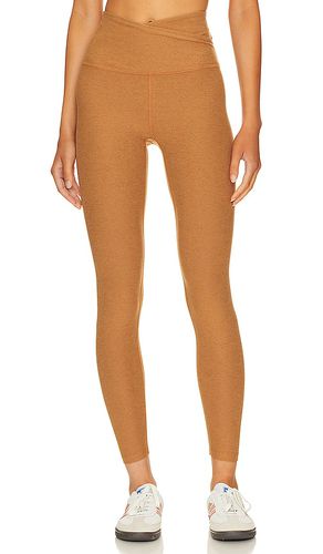 Spacedye at your leisure high waisted midi legging en color bronce talla L en - Tan. Talla L (también en M, XL) - Beyond Yoga - Modalova