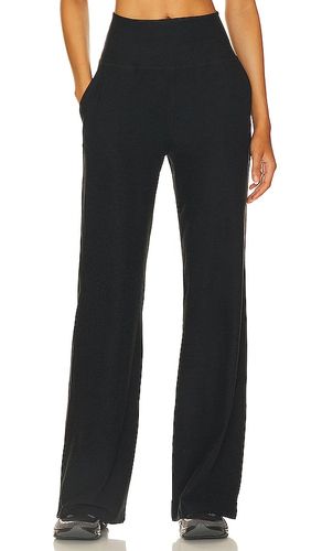 Easy Cropped Wide Leg Pant in Charcoal. - size M (also in S, XS) - Beyond Yoga - Modalova