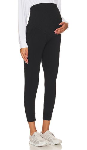 Hold Me Close Maternity Sweatpant in . - size L (also in M, S, XS) - Beyond Yoga - Modalova