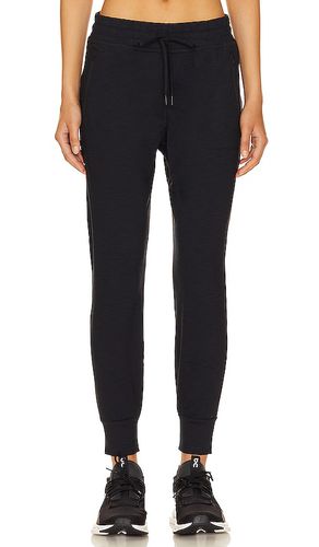 Heather Rib Street Jogger in Black. - size S (also in XL) - Beyond Yoga - Modalova