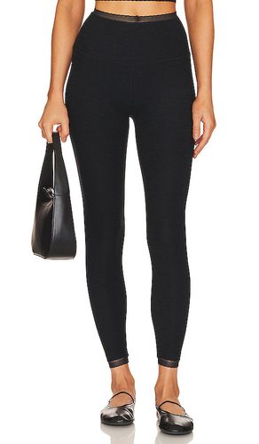 Spacedye allure midi legging en color negro talla S en - Black. Talla S (también en L, XL, XS) - Beyond Yoga - Modalova