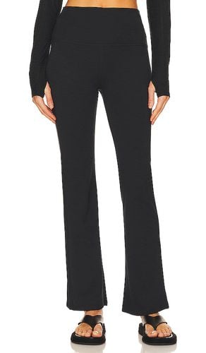 Heather Rib Practice High Waisted Pant in Black. - size M (also in XS) - Beyond Yoga - Modalova