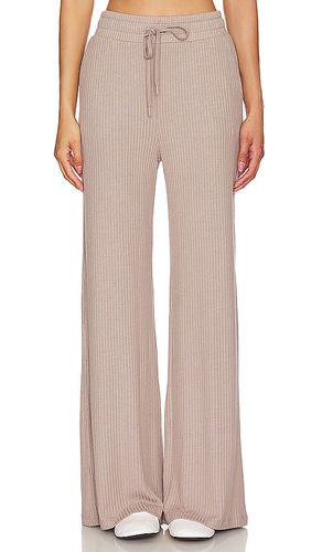 Well Traveled Wide Leg Pant in Taupe. - size L (also in M) - Beyond Yoga - Modalova