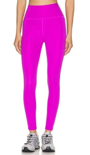 Powerbeyond strive high waisted midi legging en color morado talla L en - Purple. Talla L (también en M, S, XL, X - Beyond Yoga - Modalova