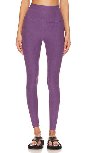 Spacedye caught en the midi legging en color morado talla M en - Purple. Talla M (también en L) - Beyond Yoga - Modalova
