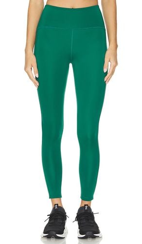 Powerbeyond strive midi legging en color verde oscuro talla L en - Dark Green. Talla L (también en M, S, XL, XS) - Beyond Yoga - Modalova