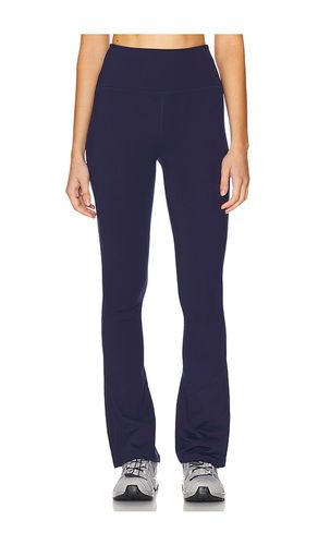 Pantalón power beyond strive high waisted en color azul marino talla L en - Navy. Talla L (también en M, S, XL - Beyond Yoga - Modalova