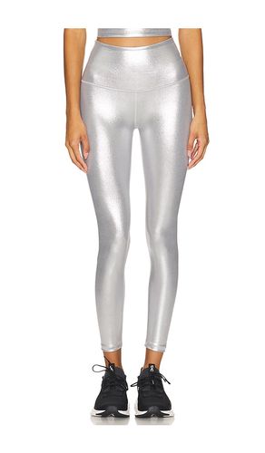 Caught en the midi high waisted legging en color plateado metálico talla L en - Metallic Silver. Talla L (tambié - Beyond Yoga - Modalova