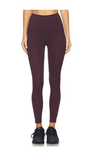 Powerbeyond strive high waisted midi legging en color morado talla L en - Purple. Talla L (también en M, XL, XS) - Beyond Yoga - Modalova