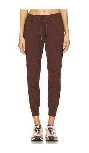 Heather Rib Street Jogger in Brown. - size L (also in M, S, XL, XS) - Beyond Yoga - Modalova