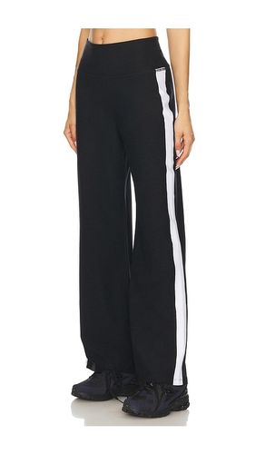 Spacedye Laid Back Stripe Pant in Black. - size L (also in S, XS) - Beyond Yoga - Modalova