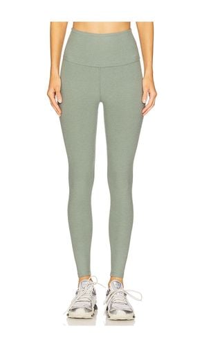 Space Dye Caught in The Midi High Waisted Legging in Sage. - size L (also in M, S, XL, XS) - Beyond Yoga - Modalova