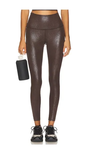 Power Shine High Waisted Midi Legging in . Taglia L. Also in S - Beyond Yoga - Modalova