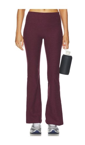 Spacedye Midrise Bootcut Pant in Purple. - size L (also in M, S, XL, XS) - Beyond Yoga - Modalova