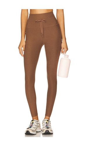 Spacedye Go Pocket Midi Legging in Brown. - size M (also in S) - Beyond Yoga - Modalova