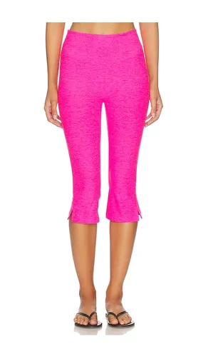 Spacedye Midi Rise Slit Pedal Pusher Pants in Fuchsia. - size M (also in S) - Beyond Yoga - Modalova
