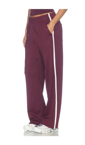That Tracks Pant in Burgundy. - size L (also in M, S, XS) - Beyond Yoga - Modalova