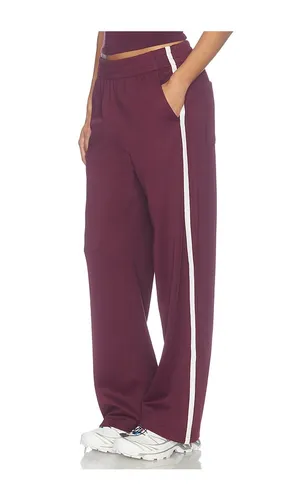 That Tracks Pant in Burgundy. - size XS (also in S, M, L) - Beyond Yoga - Modalova