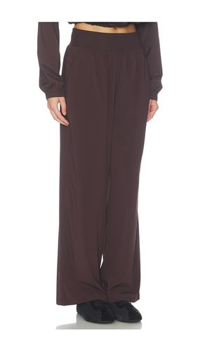 Move Free Pant in . Size L. Also in M, S - Beyond Yoga - Modalova