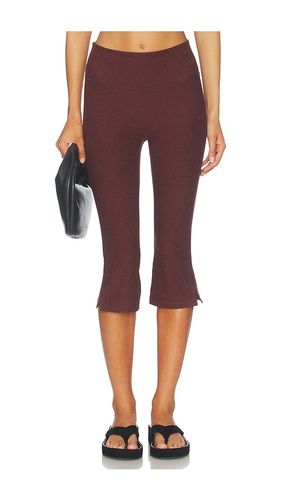 Spacedye Mid Rise Slit Pedal Pusher Legging in Brown. - size L (also in M, S, XS, XXS) - Beyond Yoga - Modalova