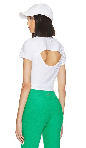 Featherweight cropped open back tee in color white size S in - White. Size S (also in XS) - Beyond Yoga - Modalova