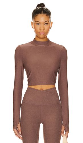 Featherweight moving on cropped top en color marrón talla M en - Brown. Talla M (también en XL, XS) - Beyond Yoga - Modalova