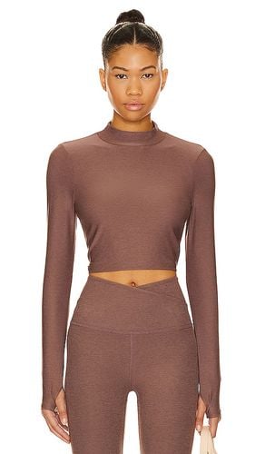 Featherweight Moving On Cropped Top in Brown. - size XL (also in XS) - Beyond Yoga - Modalova