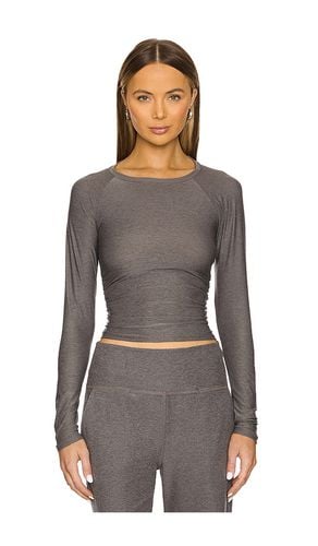 Featherweight your fit shirred long sleeve top en color charcoal talla L en - Charcoal. Talla L (también en - Beyond Yoga - Modalova