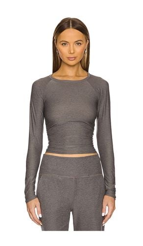 Featherweight Your Fit Shirred Long Sleeve Top in Charcoal. - size L (also in M, S, XL, XS) - Beyond Yoga - Modalova