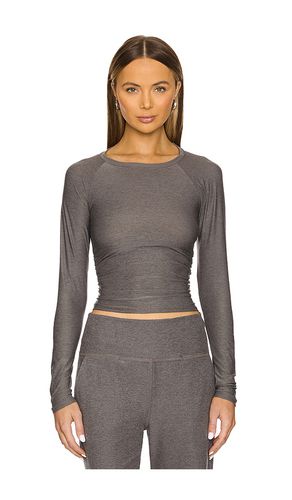 Featherweight Your Fit Shirred Long Sleeve Top in . Taglia M, S, XL, XS - Beyond Yoga - Modalova