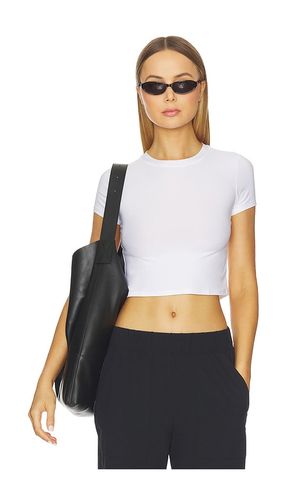 Featherweight Cropped Tee in . Size L. Also in XL - Beyond Yoga - Modalova