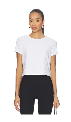 Featherweight Supreme Cropped Tee in White. - size L (also in S, XL, XS) - Beyond Yoga - Modalova