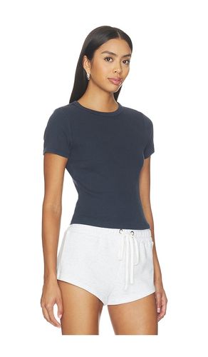 Rib Baby Tee in . Size M. Also in L, S - Beyond Yoga - Modalova