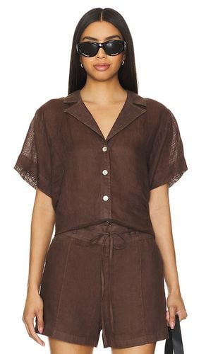 Short Sleeve Flowy Button Down in Chocolate. - size L (also in M, S, XS) - Bella Dahl - Modalova