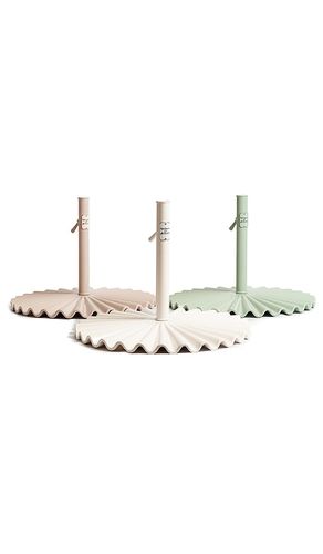 Clamshell Base in White - business & pleasure co. - Modalova