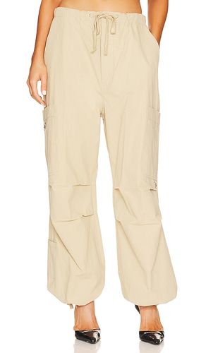 Lexi Cargo Pants in Tan. - size L (also in M) - BY.DYLN - Modalova