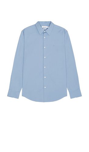 Solid Stretch Slim Shirt in Blue. - size L (also in M, S, XL/1X) - Calvin Klein - Modalova