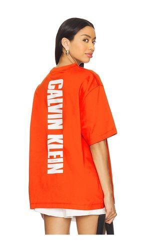 Relaxed Vertical Logo Tee in Red. - size L (also in M, S, XL/1X) - Calvin Klein - Modalova