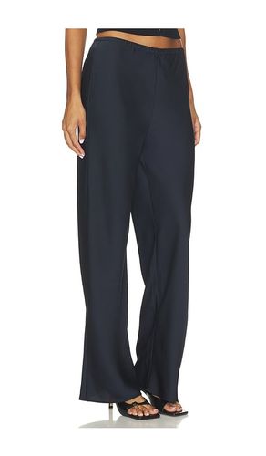 Row Satin Pant in . Taglia L. Also in M, S, XS - Elodie the Label - Modalova