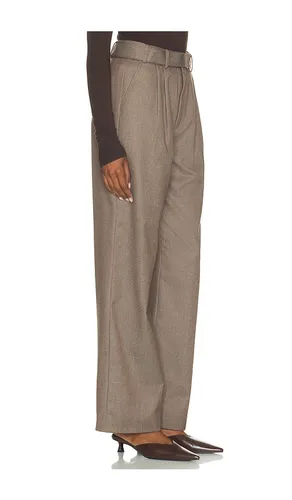 Hollis Belted Pleated Pant in . Taglia L. Also in M, S, XL, XS - Elodie the Label - Modalova