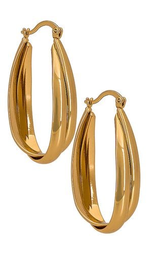 Oval Hoop Earring in Metallic - Ettika - Modalova