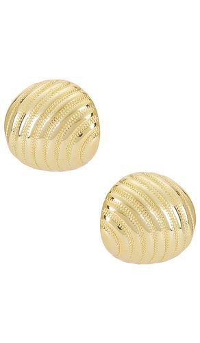 Textured Lines Dome Earrings in Metallic - Ettika - Modalova