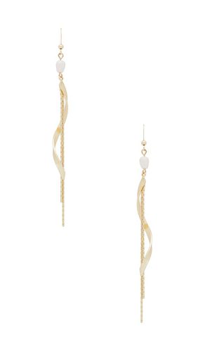 Twisted Freshwater Pearl Dangle Earrings in Metallic - Ettika - Modalova