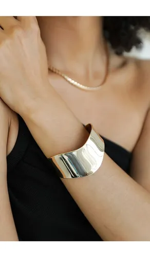 Smooth Cuff Bracelet in - Ettika - Modalova