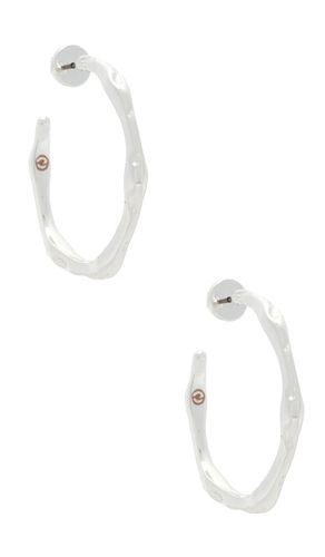 Classical wave hoops in color metallic size all - Ettika - Modalova