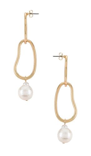 Pearl Drop Earring in - Ettika - Modalova