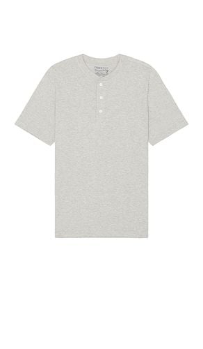 Short Sleeve Sunwashed Henley in Grey. - size M (also in S) - Faherty - Modalova